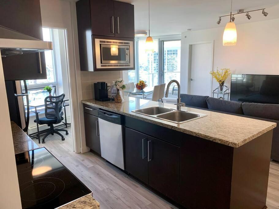 밴쿠버 Downtown 3Br/2Ba+Views+Skytrain+Free Parking 아파트 외부 사진